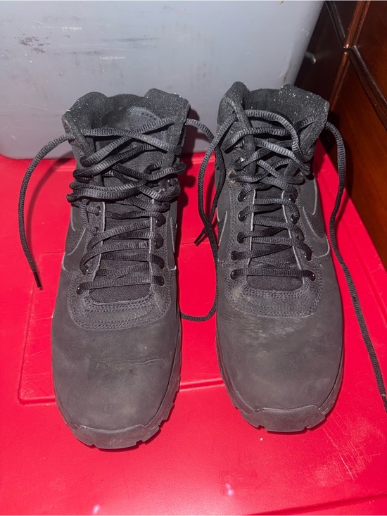Nike Men’s Black Rugged Lace-Up Boots